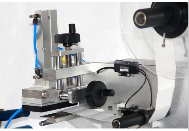 High Accuracy Stable Flat Surface Labeling Machine Square Bottle,box Multi-sides Compact Label Sticker for Small Business